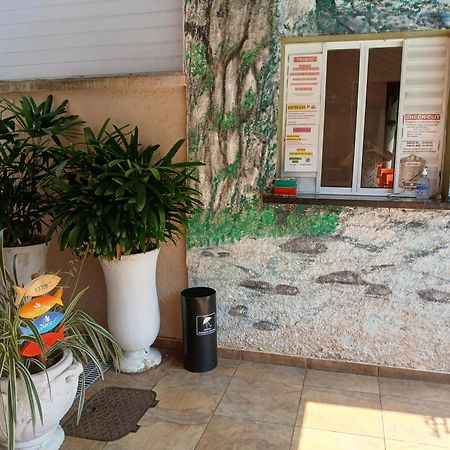 Pousada Parque Suites Estacionamento E Piscina Гуаружа Екстер'єр фото